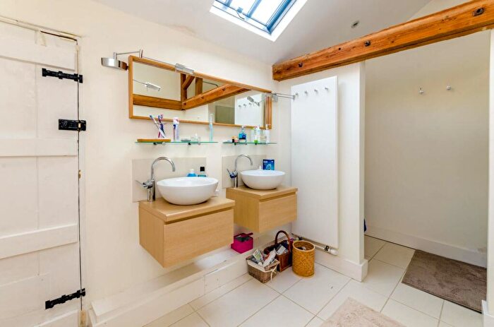 2 Bedroom Flat To Rent In Halfpenny Lane, Chilworth, Guildford, GU4