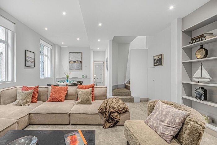 3 Bedroom Flat To Rent In Portland Place, Fitzrovia, W1B