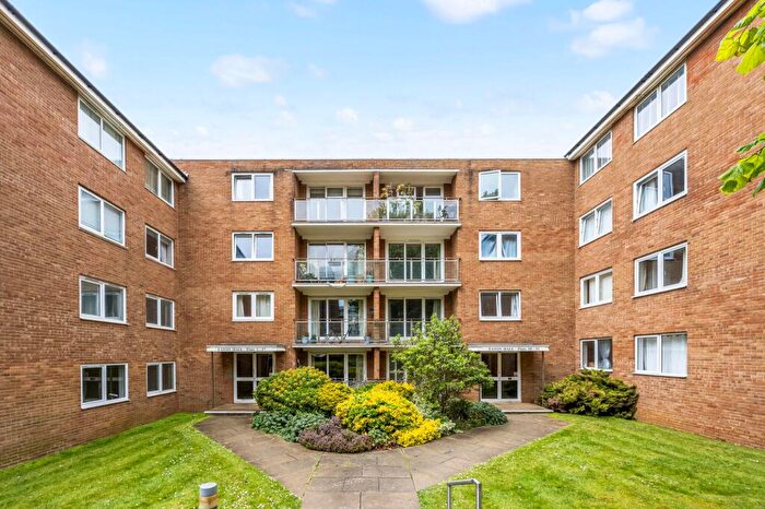 2 Bedroom Flat For Sale In Eaton Gardens, Hove, BN3