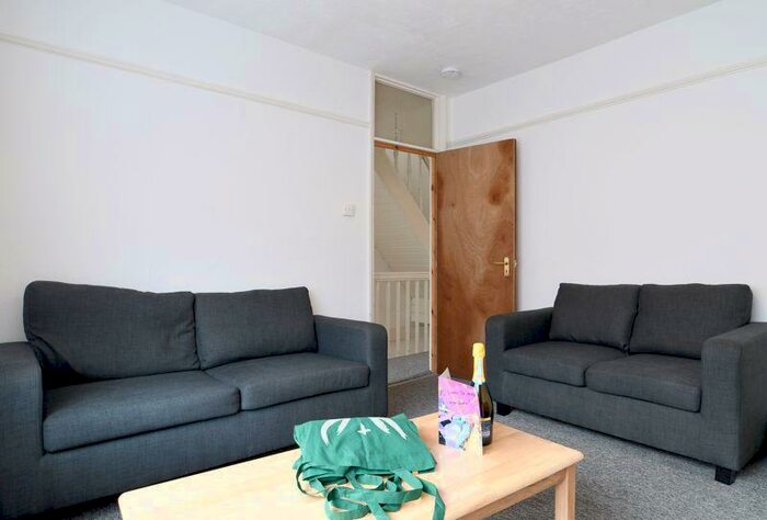 3 Bedroom Terraced House To Rent In Milner Road, Brighton, BN2