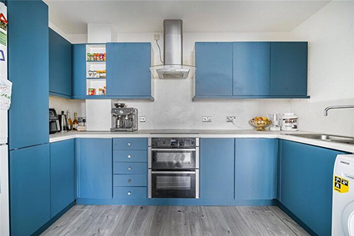 2 Bedroom Apartment For Sale In Kenavon Drive, Reading, Berkshire, RG1