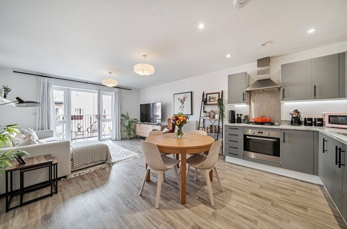 1 Bedroom Flat For Sale In Bell Farm Way, Hersham, Walton-On-Thames, KT12