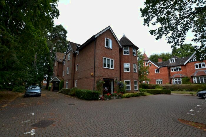 2 Bedroom Flat To Rent In Lefroy Park, Fleet, GU51