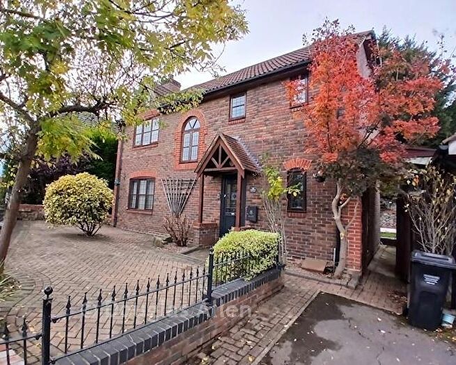 4 Bedroom Detached House For Sale In Hillcrest View, Basildon, SS16