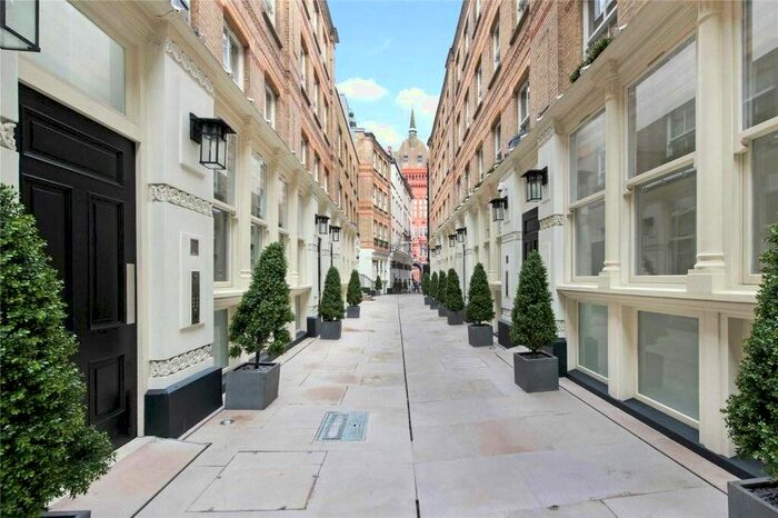 3 Bedroom Flat To Rent In Dyers Building, Holborn, London, EC1N