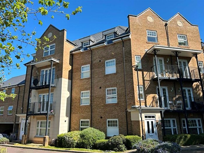 2 Bedroom Flat For Sale In Wells View Drive, Bromley, BR2