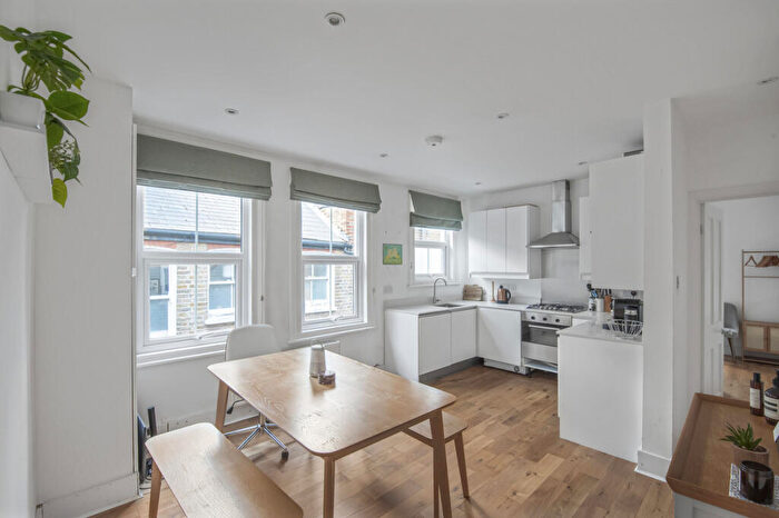 2 Bedroom Flat To Rent In Barnard Road, London, SW11