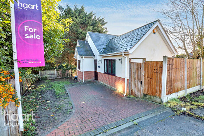 2 Bedroom Bungalow For Sale In Clover Way, Basildon **virtually Staged**, SS16