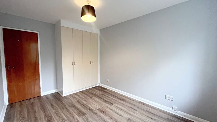 1 Bedroom Flat For Sale In Kingswood Drive, Sutton, SM2