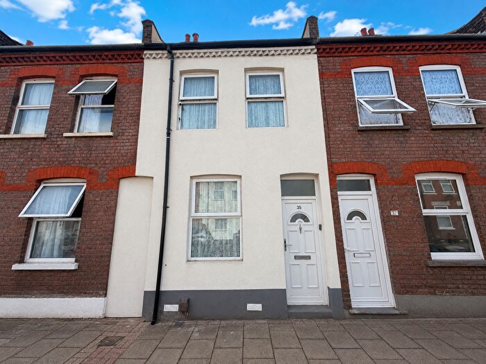 2 Bedroom Terraced House For Sale In Highbury Road, Luton, LU3