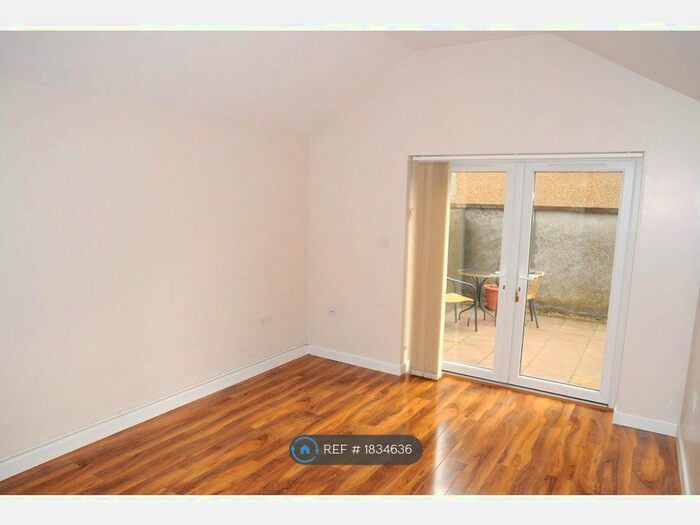 2 Bedroom Flat To Rent In Kingswood, Bristol, BS15