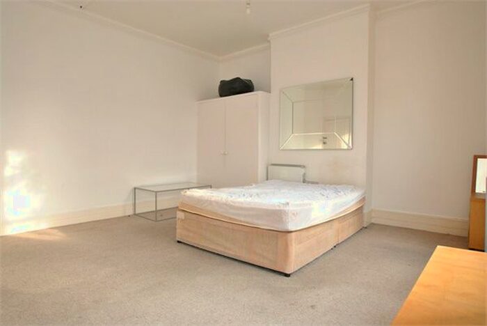 Studio To Rent In Avenue Crescent, London, W3