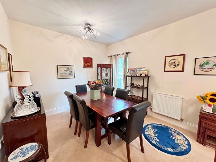 2 Bedroom Flat For Sale In Cavendish Road, Bowdon, WA14