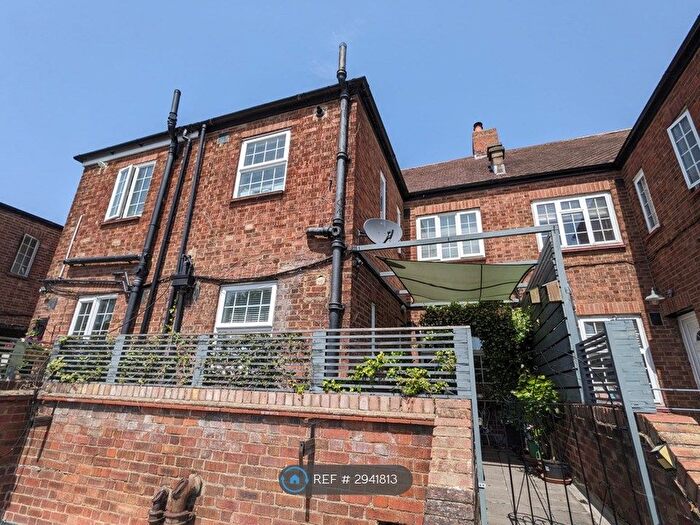 3 Bedroom Maisonette To Rent In Walton Road, East Molesey, KT8