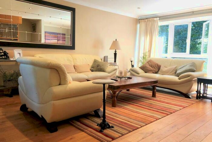 3 Bedroom Town House To Rent In Weybridge, Surrey, KT13