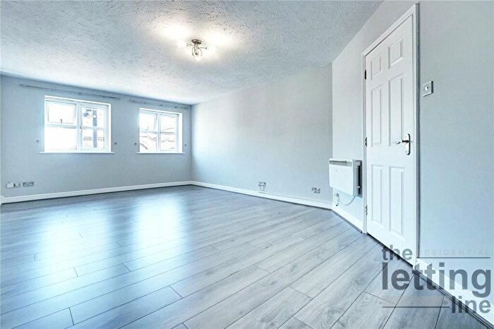 2 Bedroom Apartment To Rent In Windmill Hill, Enfield, Middlesex, EN2