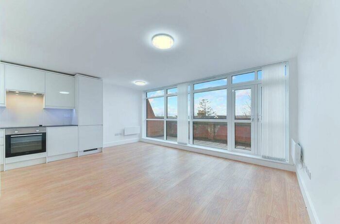 2 Bedroom Flat To Rent In Holden Avenue, London, N12