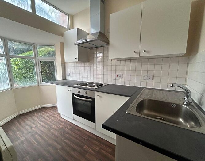2 Bedroom Flat For Sale In Flat C, Humberstone Road, Leicester, LE5