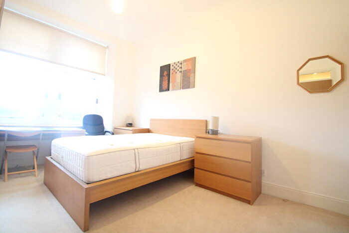 1 Bedroom Apartment To Rent In Ingram Street, Merchant City, G1