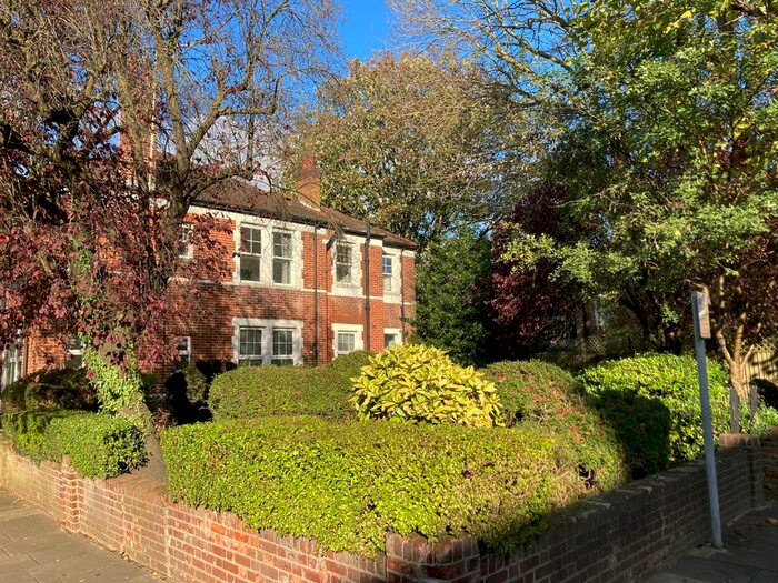 3 Bedroom Flat To Rent In Very Near Northcote Avenue Area, Ealing Broadway, W5