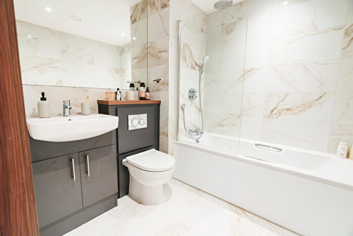 2 Bedroom Apartment To Rent In Apt, Live Oasis Merrion Street Gardens #, LS2