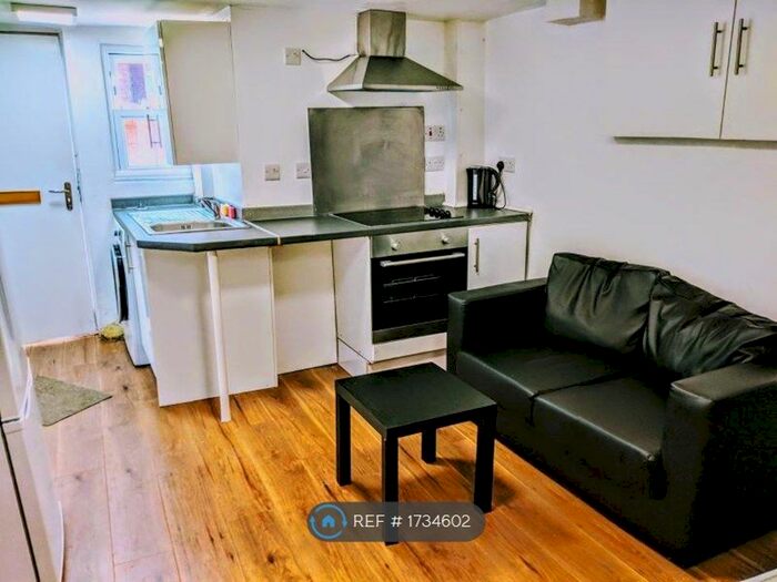 Studio To Rent In Downstairs Room, Leeds, LS12