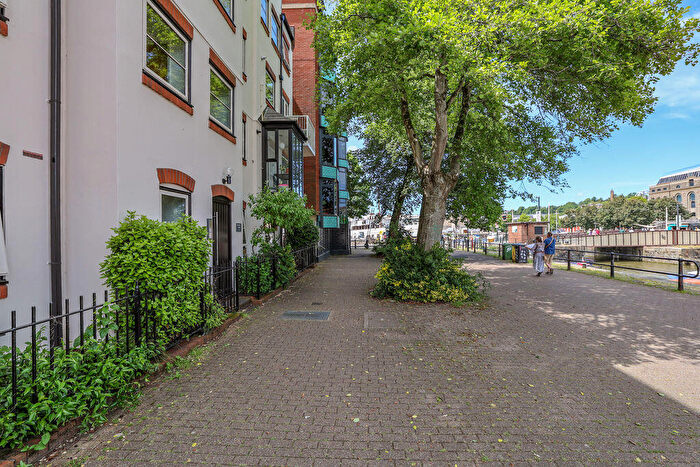 2 Bedroom Flat For Sale In Merchants Quay, Bristol, BS1