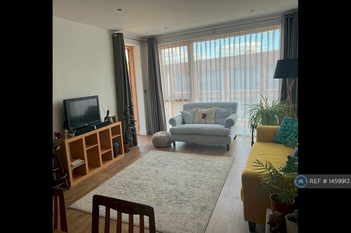 2 Bedroom Flat To Rent In Saffron Court, Barnet, EN4