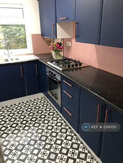 2 Bedroom Flat To Rent In Medill Close, Reading, RG8