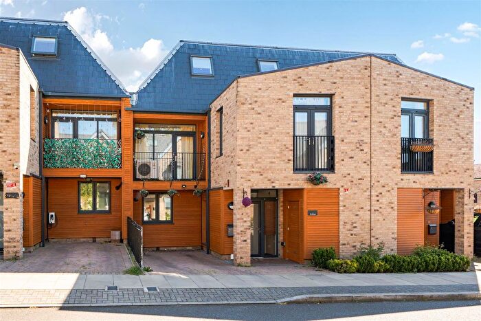 5 Bedroom Terraced House For Sale In Sphinx Way, Barnet, EN5
