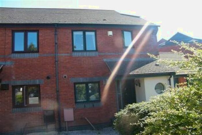 3 Bedroom Property To Rent In Chandlers Walk, Exeter, EX2