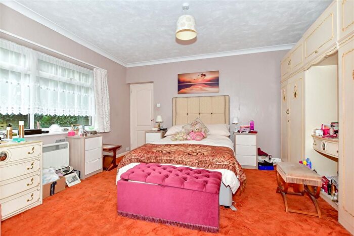 2 Bedroom Detached Bungalow For Sale In North Pole Road, Barming, Maidstone, Kent, ME16
