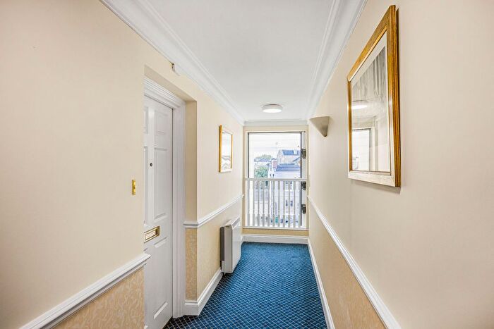 2 Bedroom Flat For Sale In Commercial Street, Cheltenham, Gloucestershire, GL50