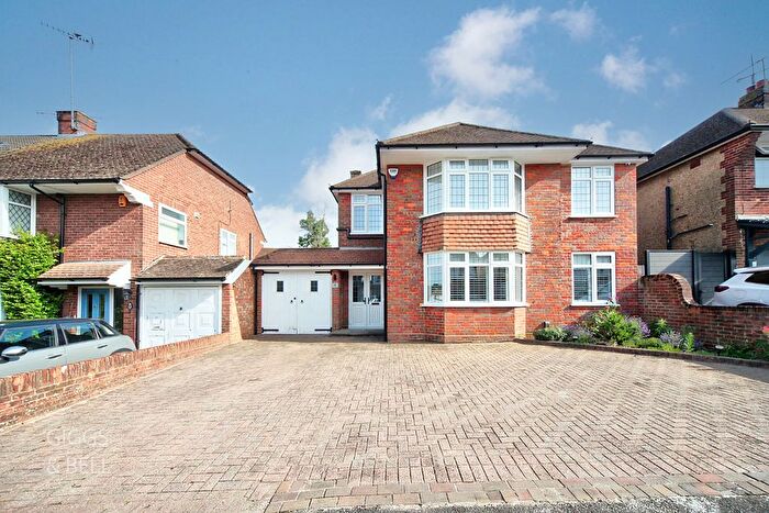 4 Bedroom Detached House For Sale In Graham Gardens, Luton, Bedfordshire, LU3