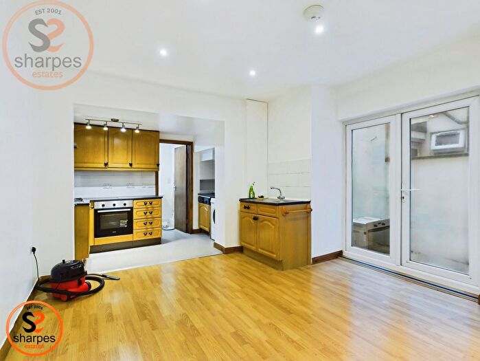 2 Bedroom Flat To Rent In A Garratt Terrace, London, SW17