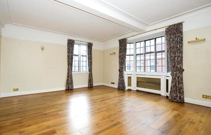 3 Bedroom Flat To Rent In Baker Street, Marylebone, London, NW1