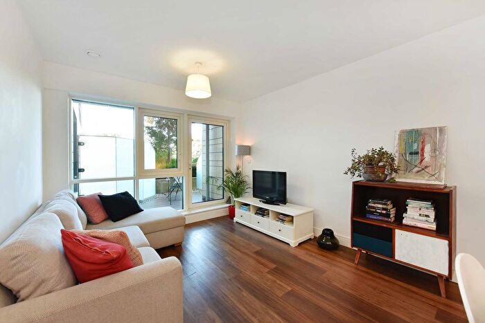 1 Bedroom Flat To Rent In Skyline House, Dickens Yard, Ealing, W5
