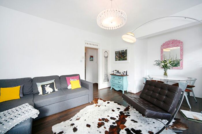 2 Bedroom Flat To Rent In Portobello Court, Westbourne Grove, London, W11