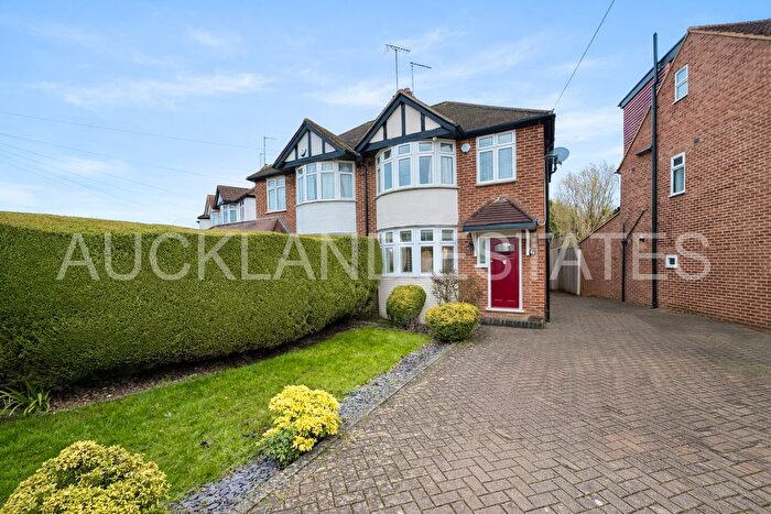 3 Bedroom Semi-Detached House For Sale In Cambridge Drive, Potters Bar, EN6