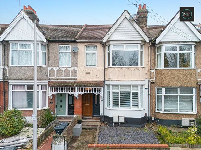 2 Bedroom Flat For Sale In Crescent Road, South Woodford, London, E18