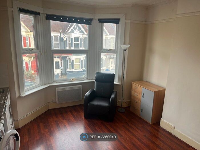 Studio To Rent In Seely Road, London, SW17
