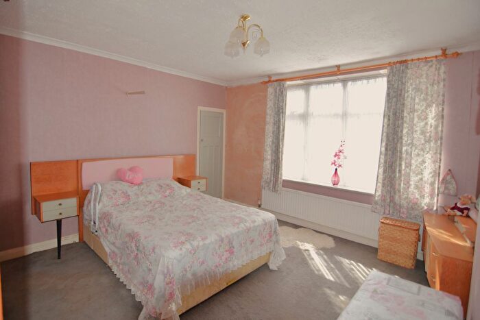 3 Bedroom Semi-Detached House For Sale In Wandleside, Wallington, SM6