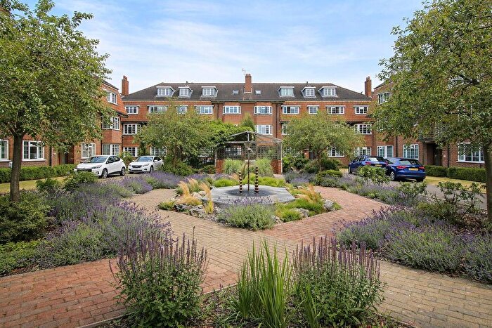 2 Bedroom Flat For Sale In West Street Lane, Carshalton Village, SM5