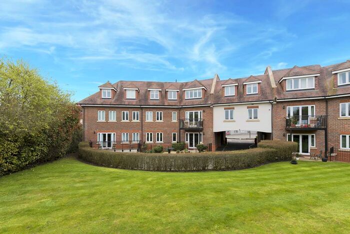 2 Bedroom Flat To Rent In Fieldgate Court, Portsmouth Road, KT11