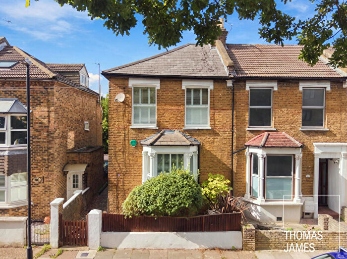 3 Bedroom End Of Terrace House For Sale In Gordon Road, London, N11