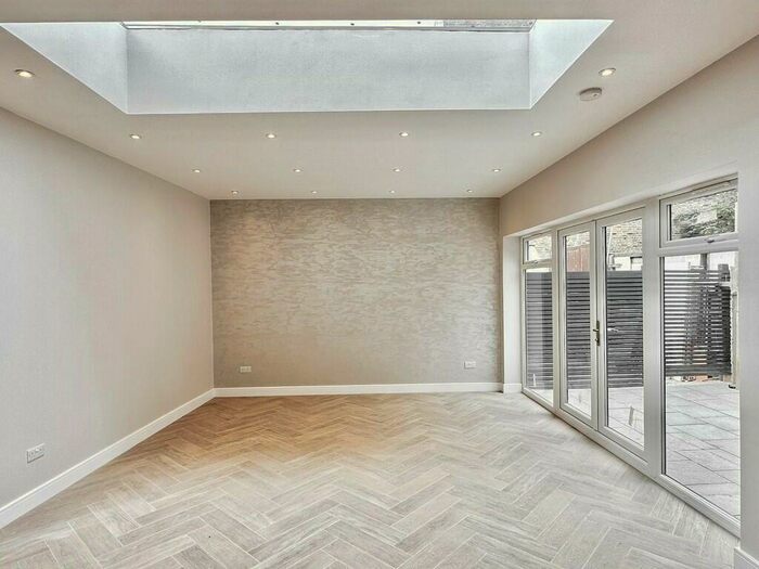 3 Bedroom Apartment To Rent In Hornsey Road, London, N7