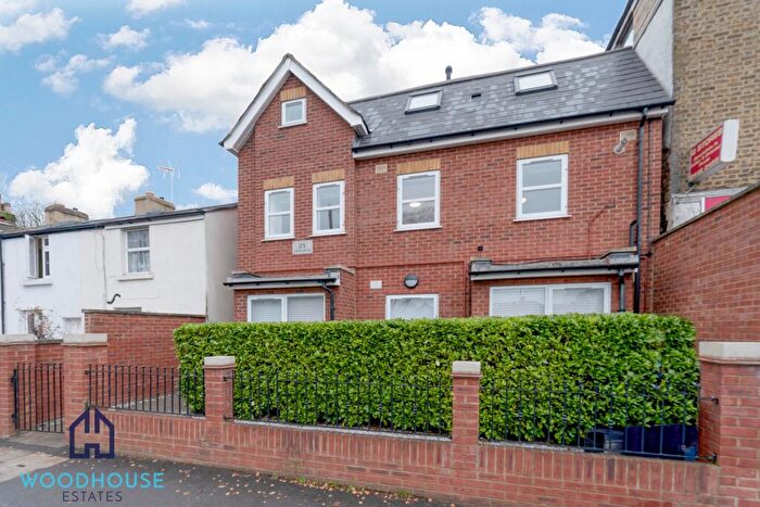 2 Bedroom Flat To Rent In Lodge Lane, North Finchley, Barnet, London, N12