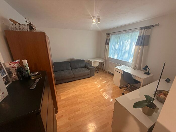 2 Bedroom Flat To Rent In Greenway Close, London, N11