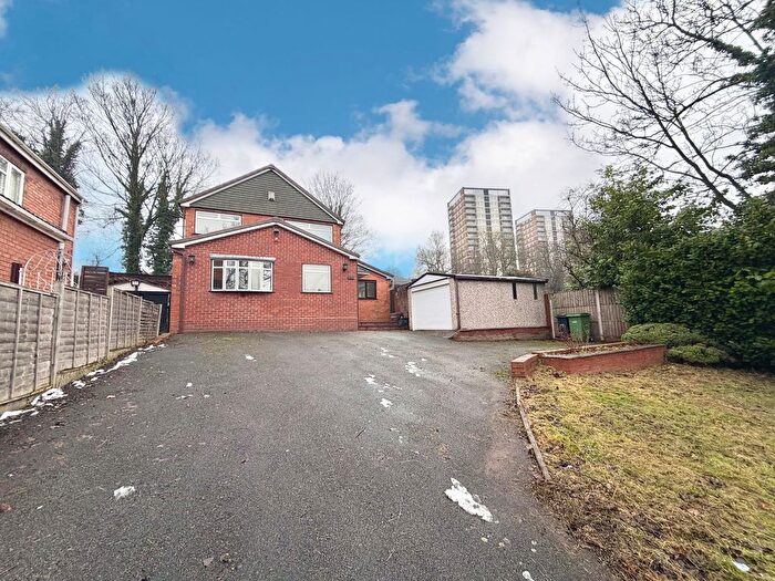 3 Bedroom Detached House For Sale In Delph Road, Brierley Hill, DY5