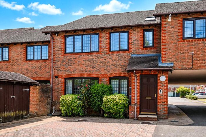 2 Bedroom Maisonette For Sale In Meadow Close, Thatcham, Berkshire, RG19